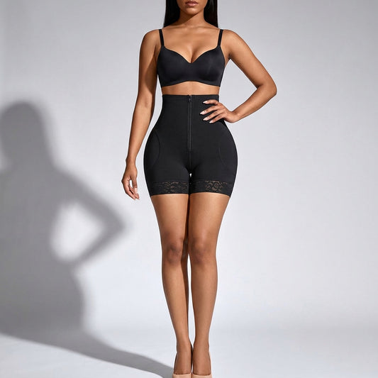 Short gainant taille haute noir porté